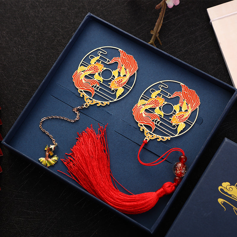 Goldfarbenes Lesezeichen aus Messing mit Koi-Fisch für spirituellen Schutz