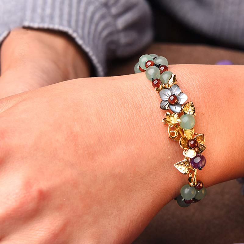 Grünes Aventurin & Granat Glücksarmband mit Blütenblättern