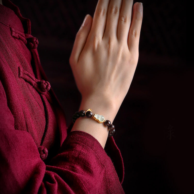 Kleines Blattarmband aus rotem Sandelholz und Jade für Ruhe und Schutz