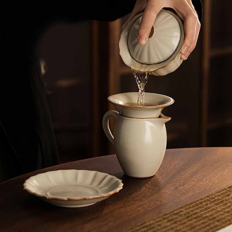 Beigefarbenes Keramik-Gaiwan mit Pflaumenblüten-Design, 120 ml Teeservice
