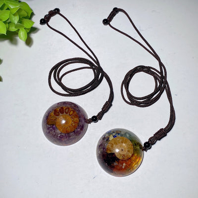 1,6 Zoll großer, mit Harz durchsetzter Ammonitenanhänger mit Amethystsplittern