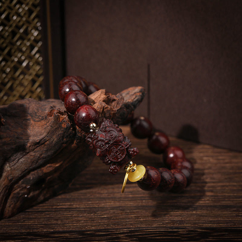 10 mm kleines spirituelles Armband aus rotem Sandelholz mit goldenem Schwalbenanhänger für Ruhe