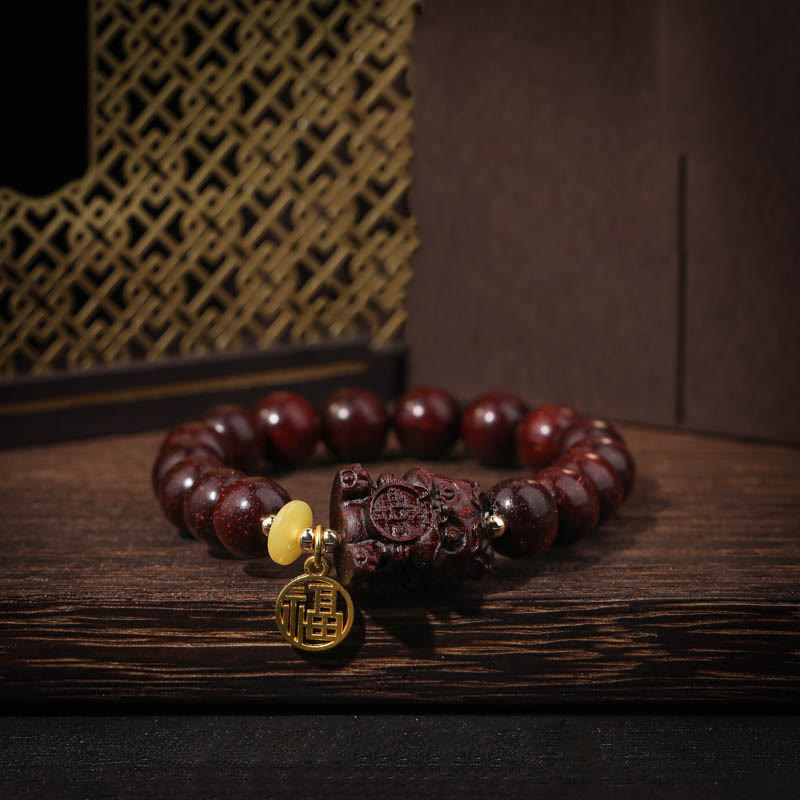 10 mm kleines spirituelles Armband aus rotem Sandelholz mit goldenem Schwalbenanhänger für Ruhe