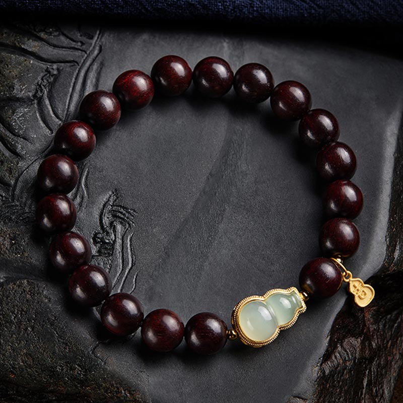 Kleines Blattarmband aus rotem Sandelholz und Jade für Ruhe und Schutz