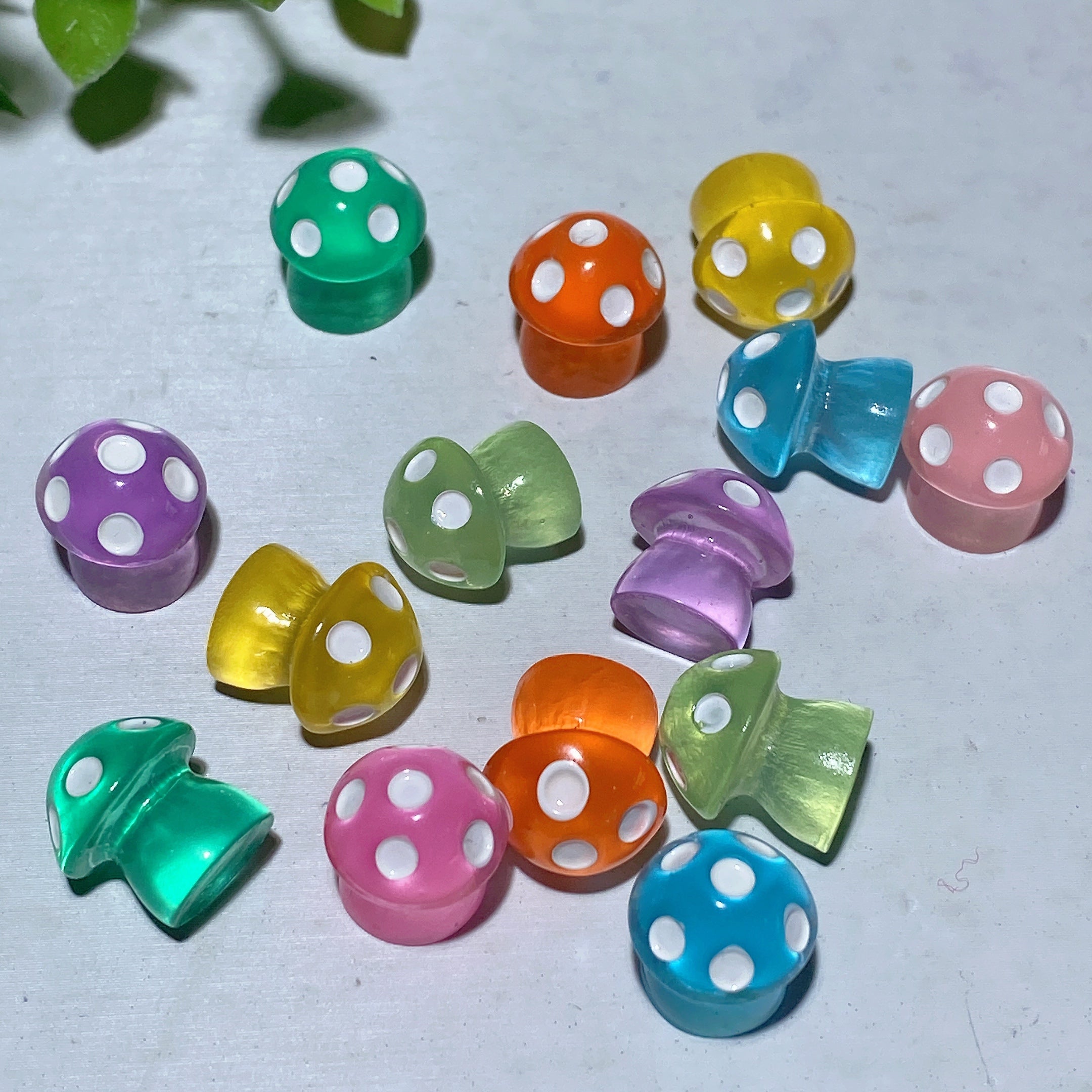 12 mm leuchtende Mini-Kristallpilze aus Kunstharz, 8er-Set