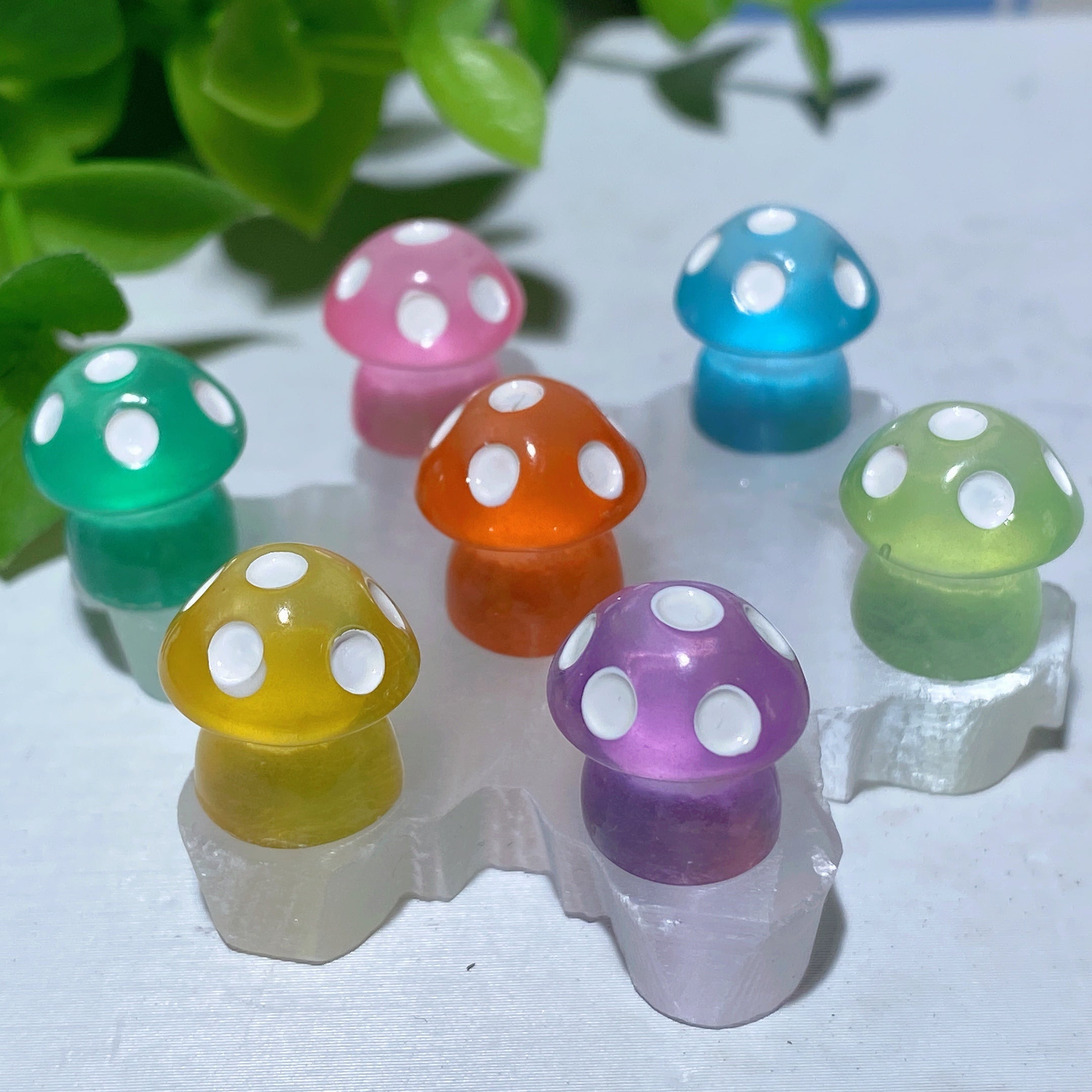 12 mm leuchtende Mini-Kristallpilze aus Kunstharz, 8er-Set