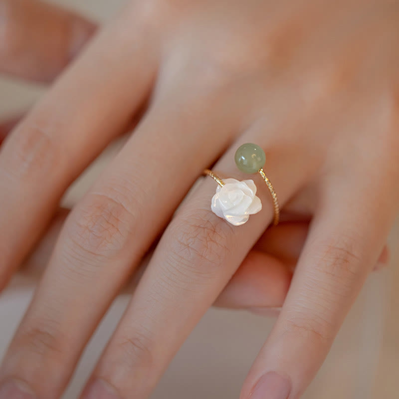 14 Karat vergoldeter Segensring aus Tridacna-Stein und Jade, verstellbar