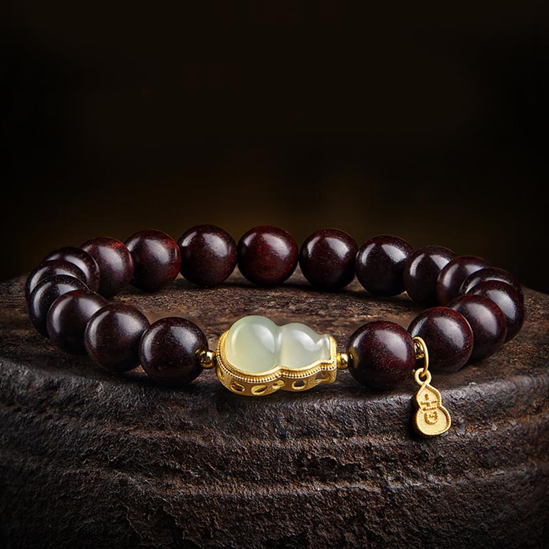 Kleines Blattarmband aus rotem Sandelholz und Jade für Ruhe und Schutz
