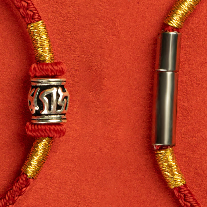 Om Mani Padme Hum Friedensarmband | Rot & Schwarz String Silber
