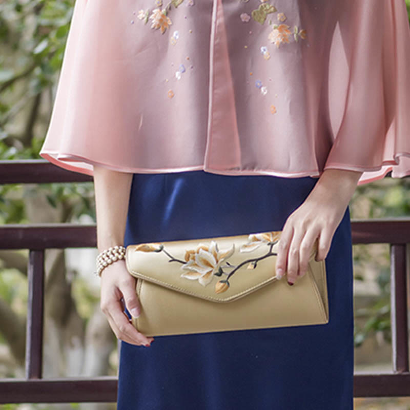 Magnolia Su bestickte mittelgroße Tasche für spirituelle Eleganz