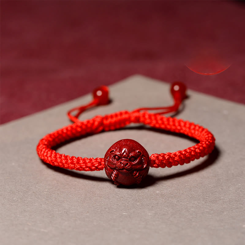Rotes Zinnoberarmband mit chinesischem Sternzeichen zum Schutz
