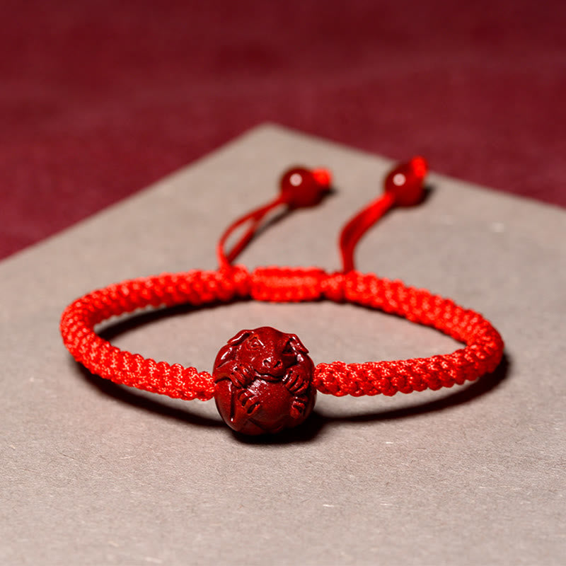 Rotes Zinnoberarmband mit chinesischem Sternzeichen zum Schutz