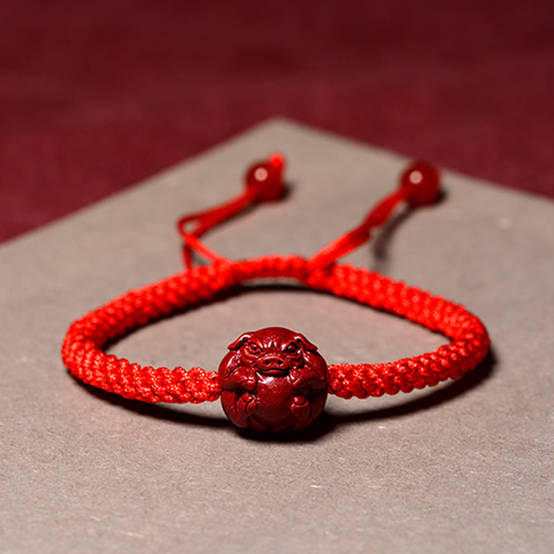 Rotes Zinnoberarmband mit chinesischem Sternzeichen zum Schutz