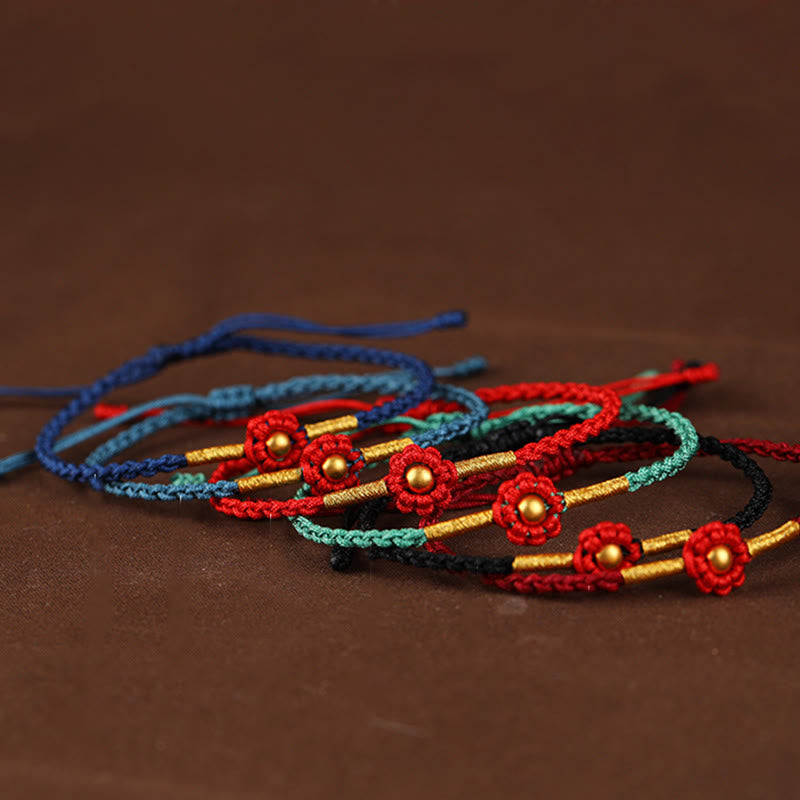 Rotes Schutzarmband mit goldener Blume