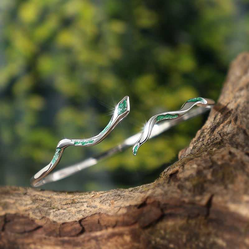 Manschettenarmband „Calm“ aus Sterlingsilber mit grüner Schlange