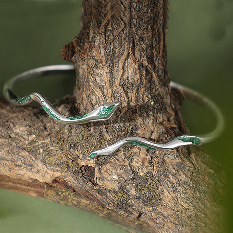 Manschettenarmband „Calm“ aus Sterlingsilber mit grüner Schlange