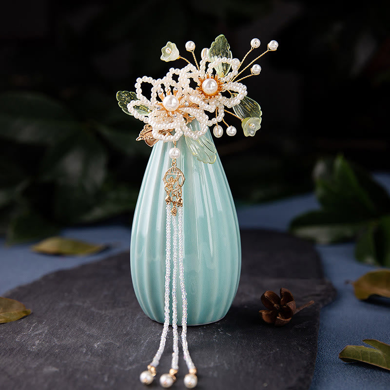 Handgemachte Haarspange mit Blumenblattperlen und Quaste