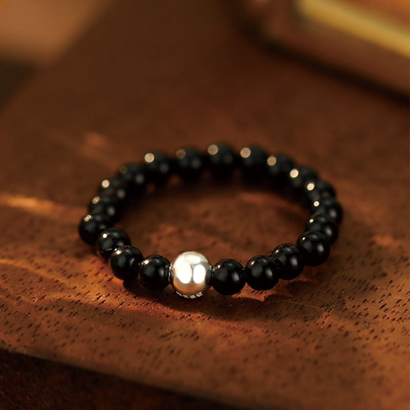 Elastischer Ring aus weißer Jade und schwarzem Onyx mit Kristallperlen