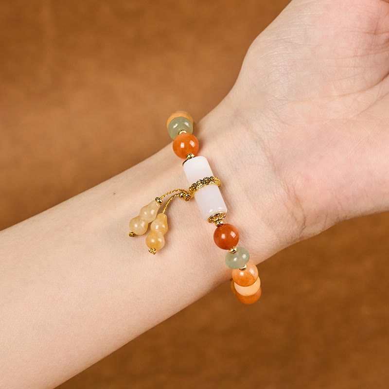 8 mm goldenes Seidenarmband mit Jade und weißem Kristall für Glück