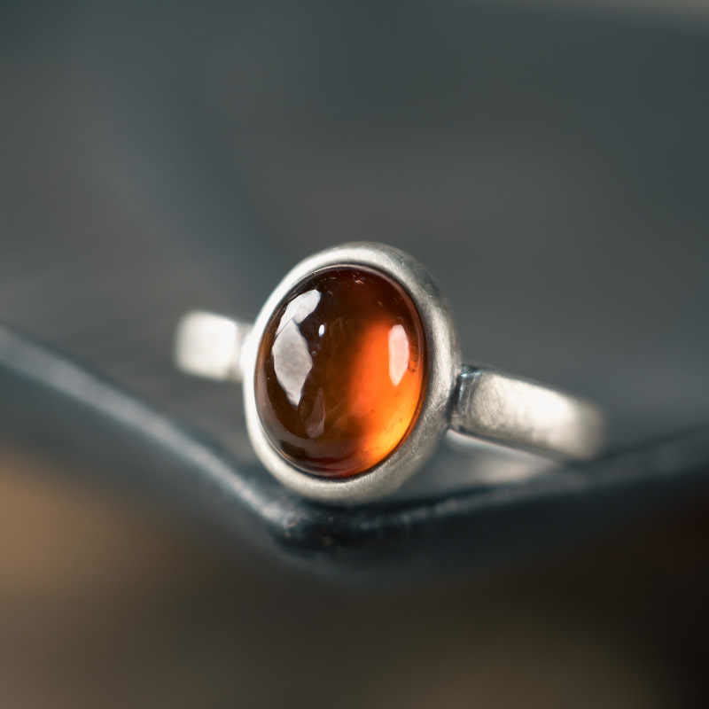 Granatring aus 925er Sterlingsilber für ruhigen Schutz