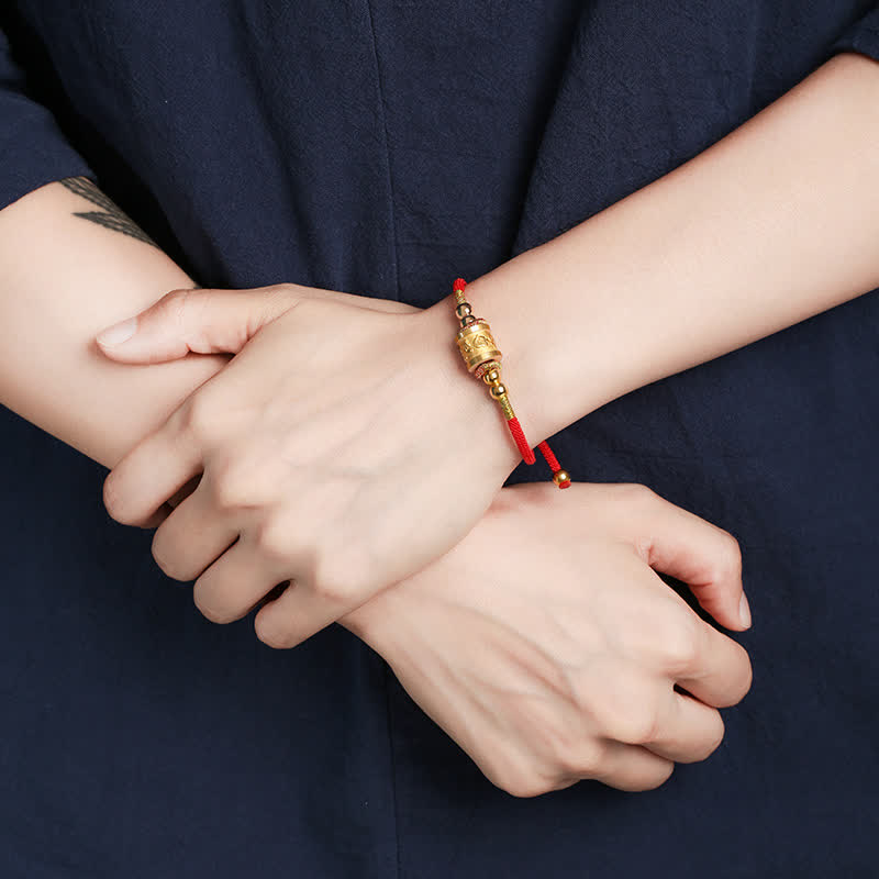 Om Mani Padme Hum Armband aus Sterlingsilber mit roter Glücksschnur