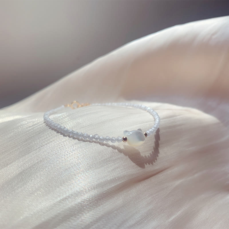 Armband aus Bergkristall mit weißem Kristall und 14 Karat vergoldetem Heilkatzen-Anhänger