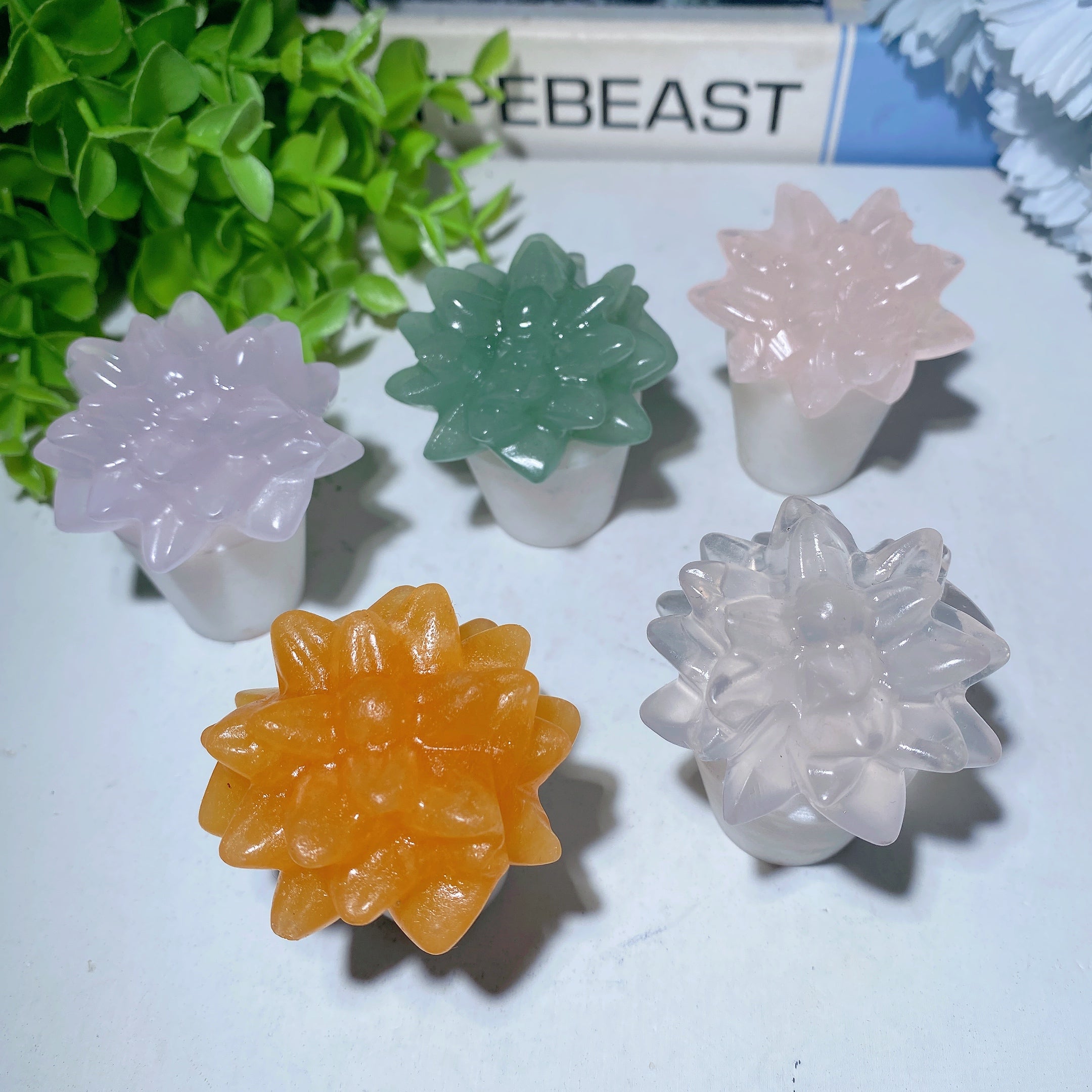 2,0 Zoll gemischter Kristallbonsai auf weißem Jadesockel