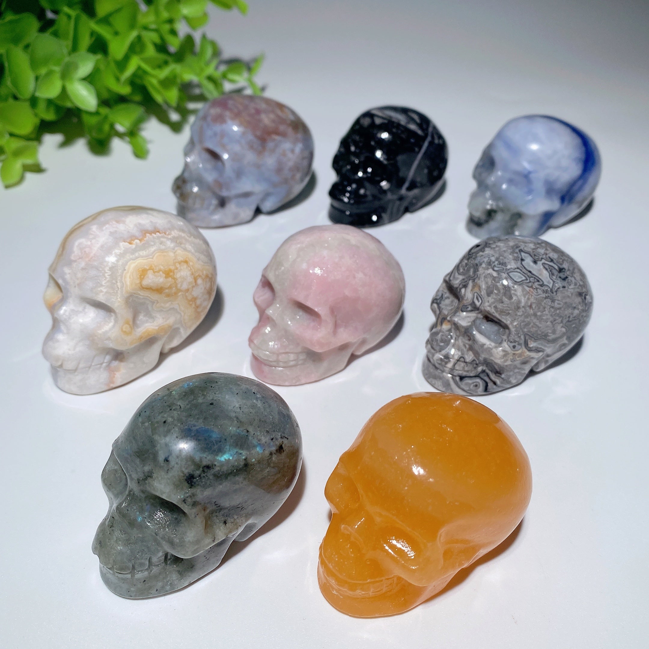 2,0 Zoll große gemischte Kristall-Totenkopf-Schnitzereien für Heilung und Meditation