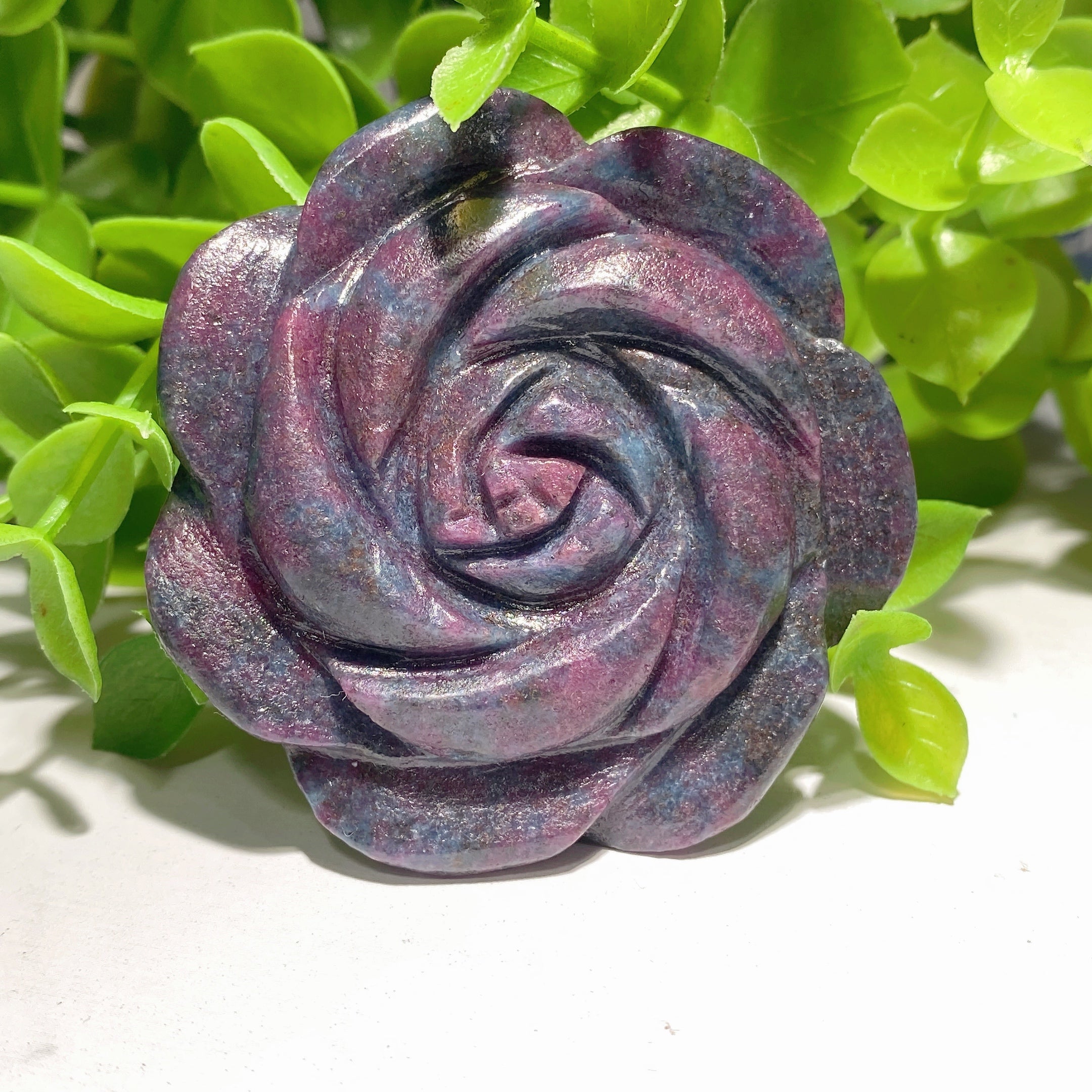 2,1 Zoll Rubin in Kyanit-Blumenkristallfigur