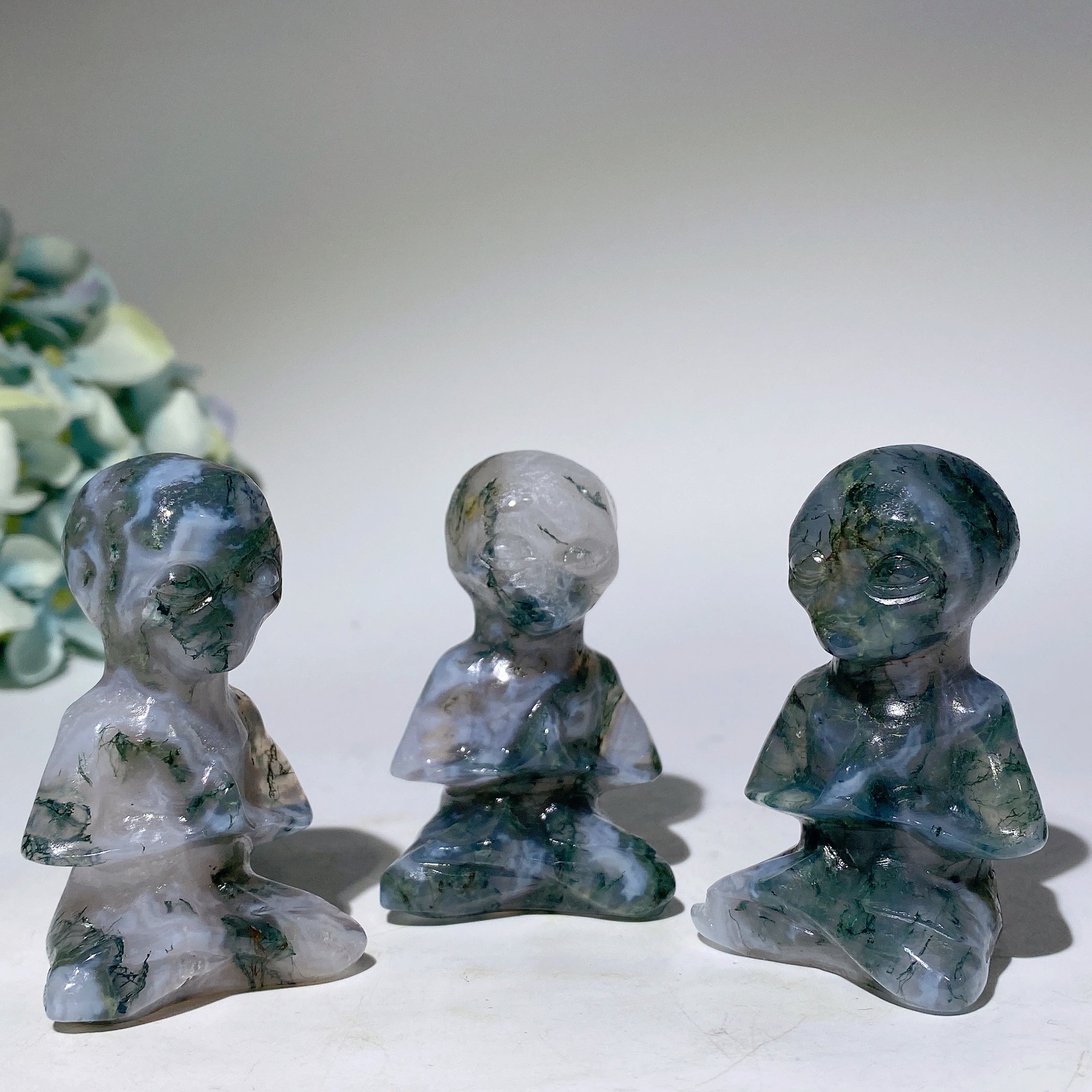 2,4 Zoll Moosachat Yoga Alien Kristall Figur
