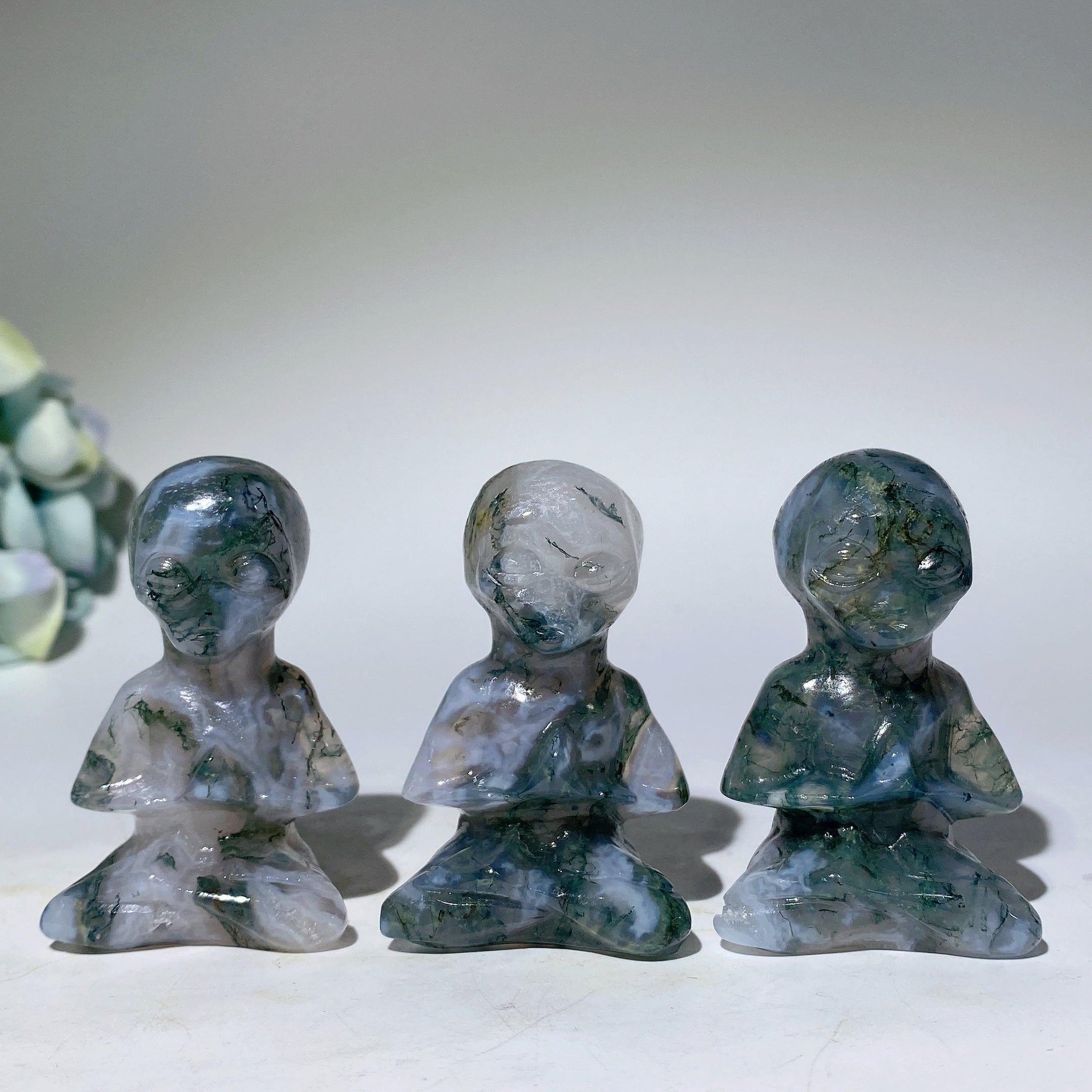 2,4 Zoll Moosachat Yoga Alien Kristall Figur