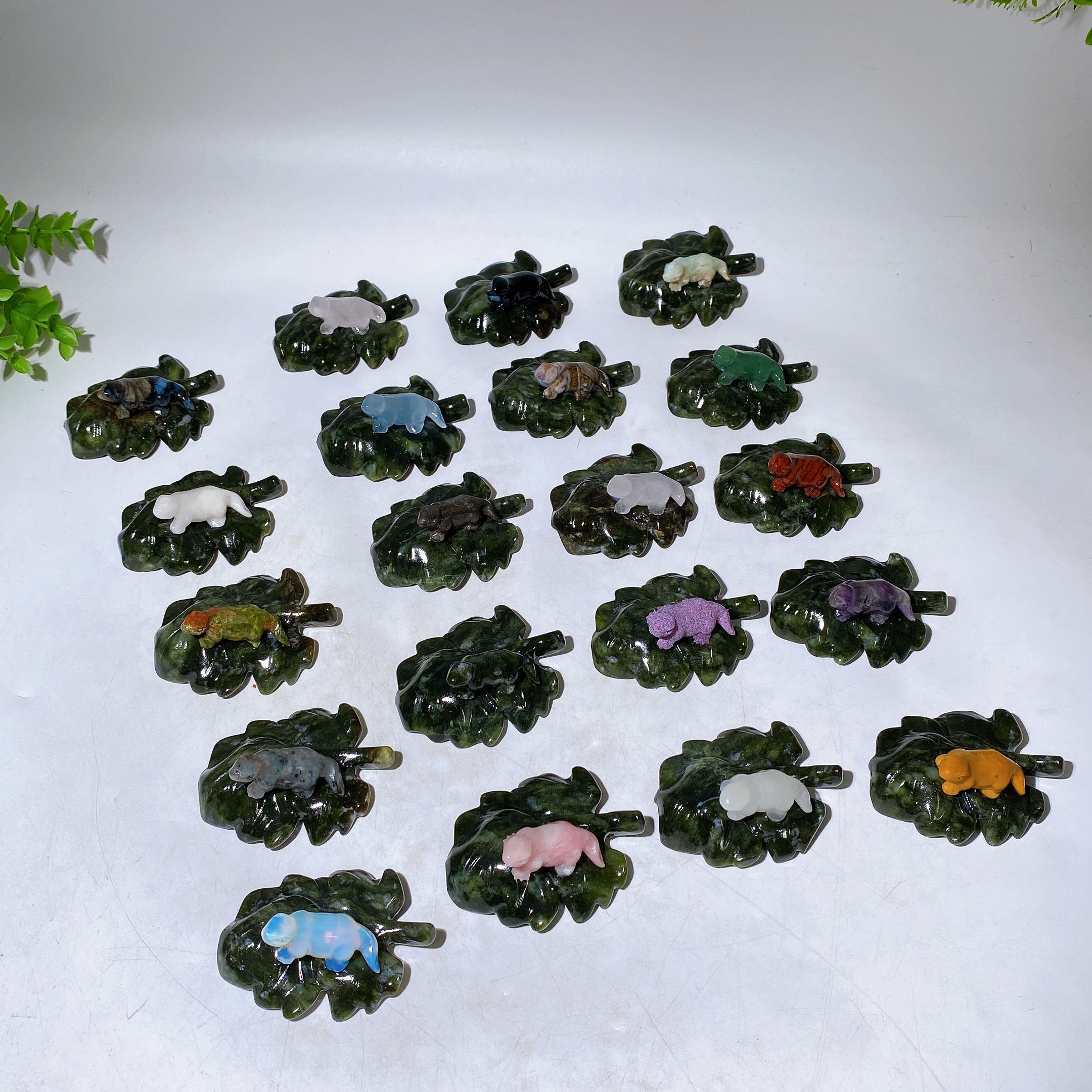 2,7" Kristall-Dinosaurierfigur auf Blattschnitzerei