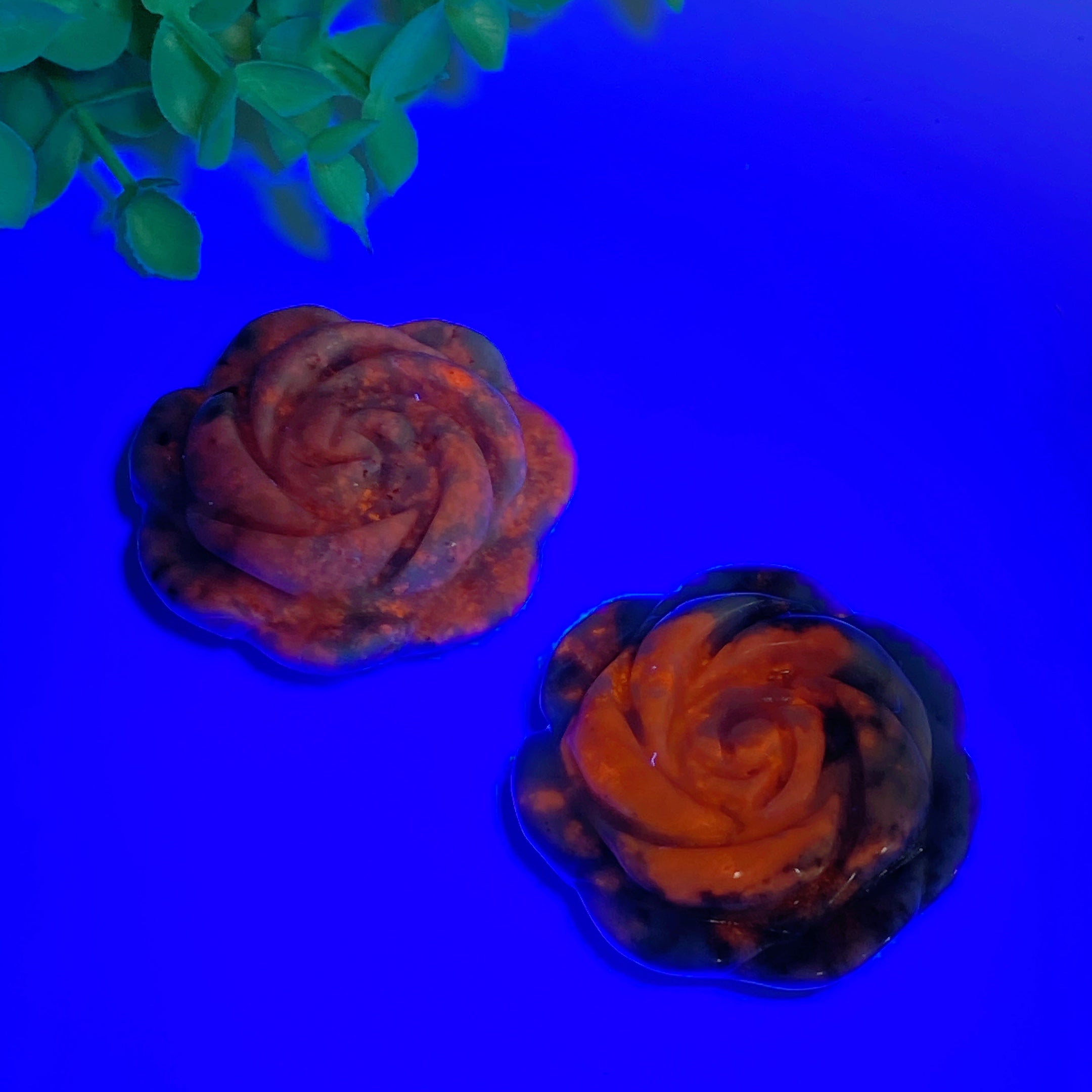 2 Zoll UV-reaktive Hackmanit-Blumenkristallschnitzerei