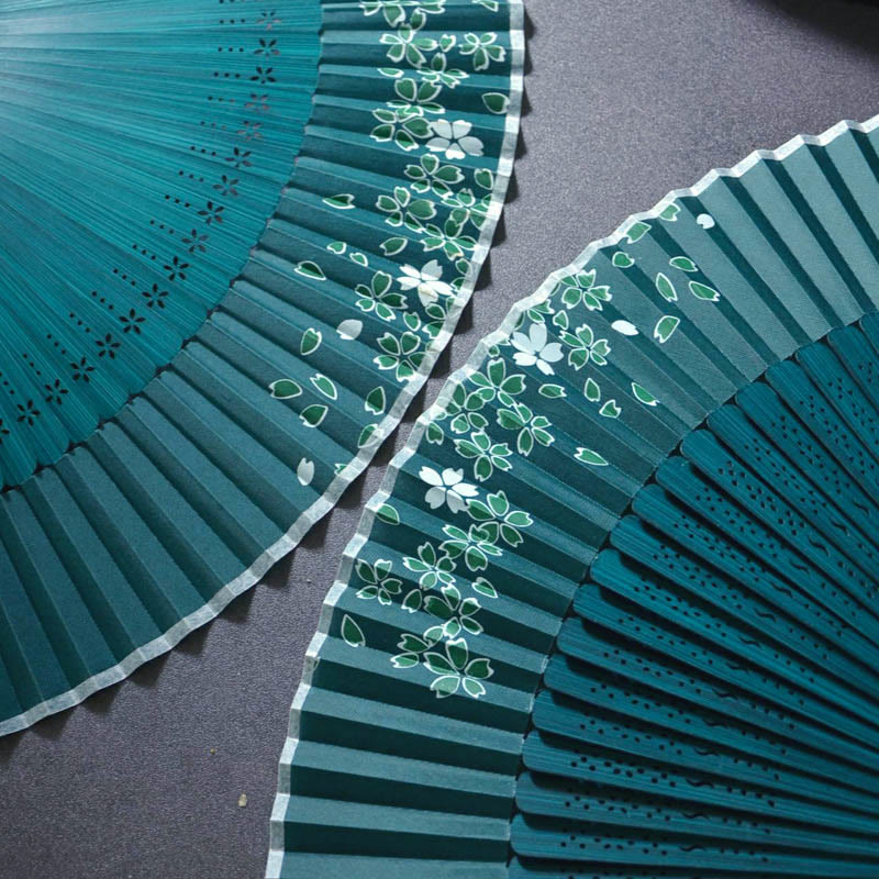 21 cm großer Bambus-Faltfächer mit Blumenquaste | Heilende Klänge
