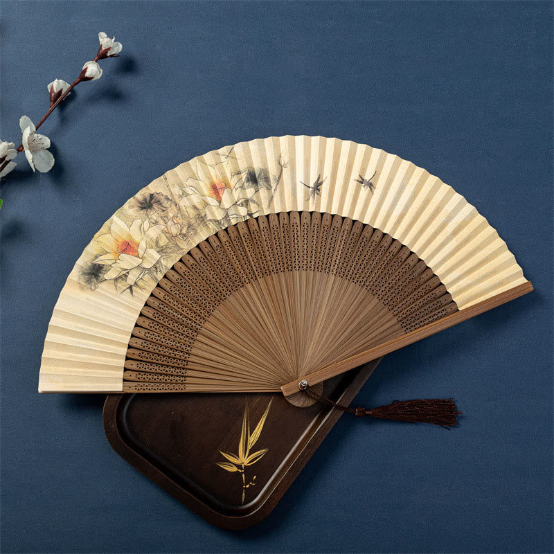 22,5 cm chinesischer Faltfächer aus Seide | Lotus-Libellen-Design