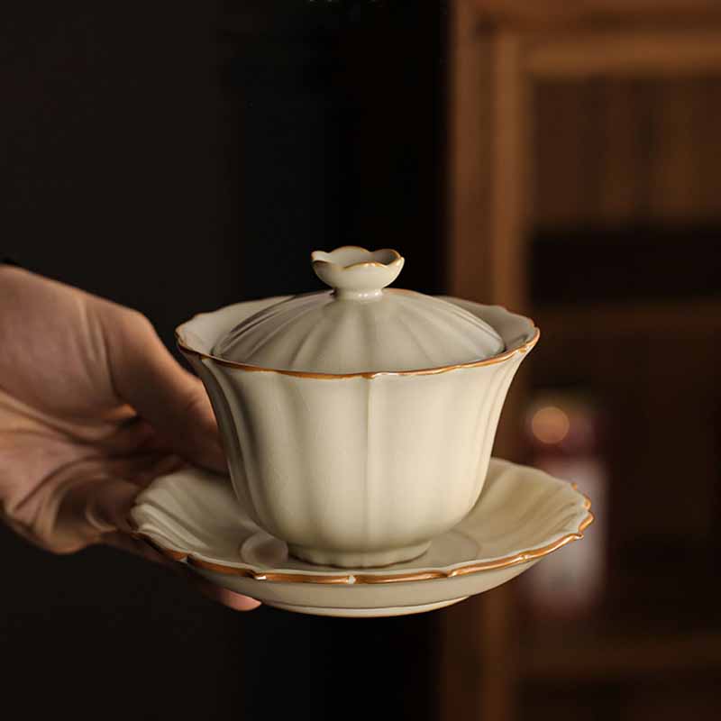 Beigefarbenes Keramik-Gaiwan mit Pflaumenblüten-Design, 120 ml Teeservice