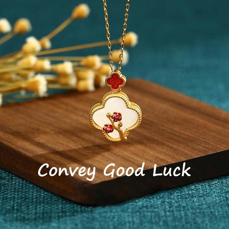 Halskette und Ohrringe mit Glücksanhänger aus weißer Jade, 24 Karat vergoldet