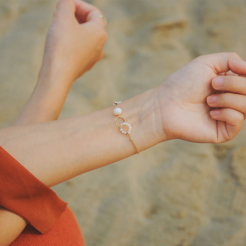 14 Karat vergoldetes Perlenarmband mit doppelter Peace-Schnalle