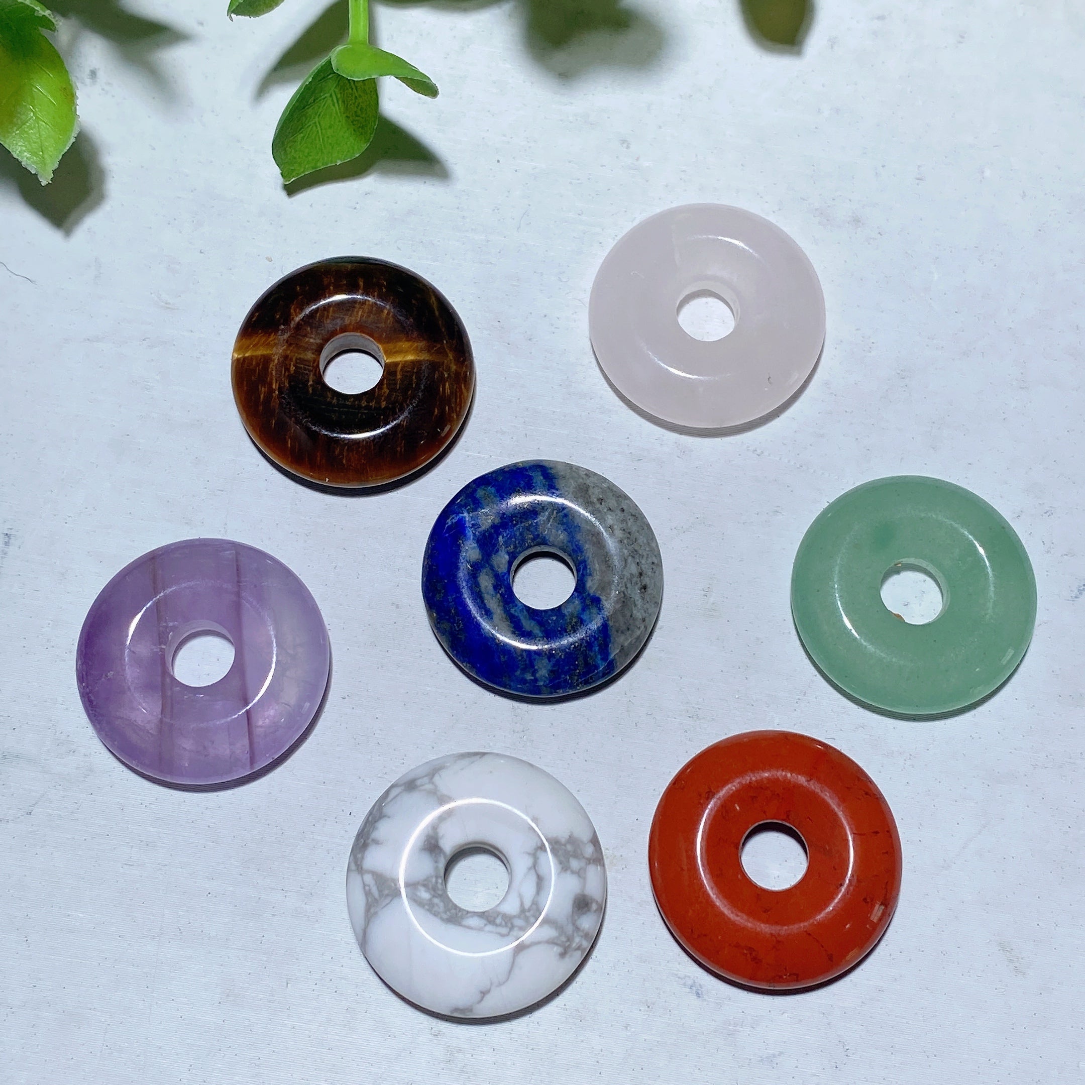 2 cm große, gemischte Kristall-Mini-Donut-Anhänger-Spirituelle Halskette