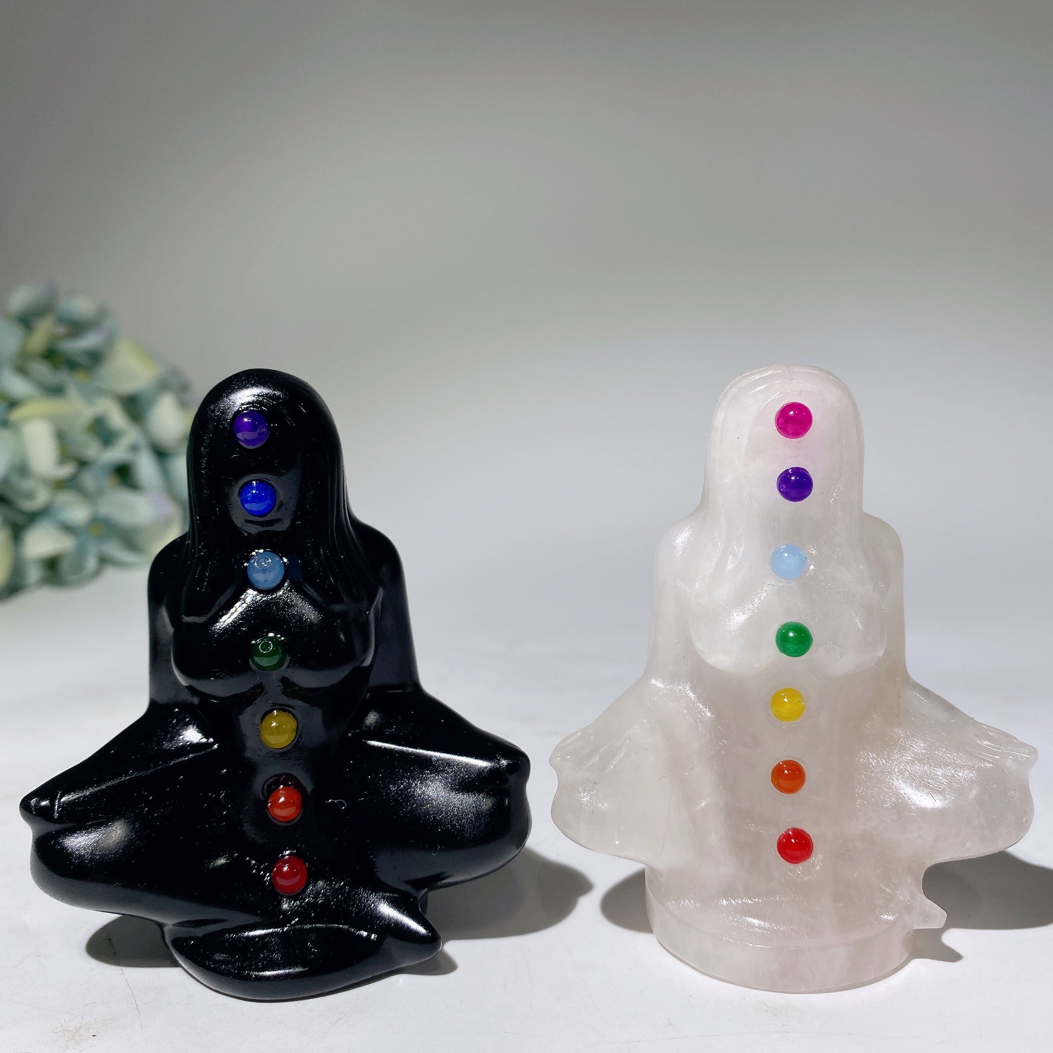 3,1" schwarze Obsidian-Meditationskristallfigur mit Chakren