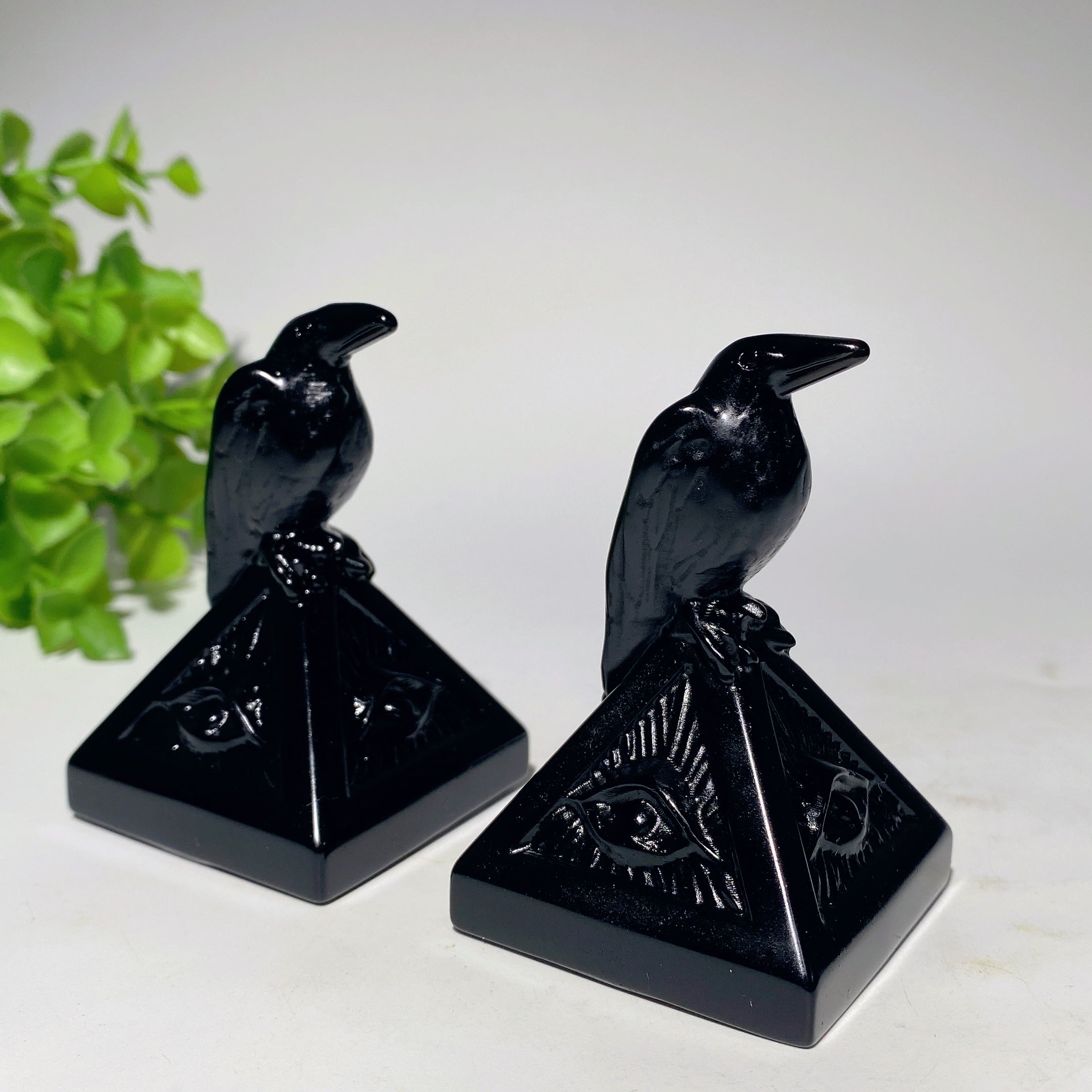 3,1 Zoll Serpentin & Schwarzer Obsidian Rabe auf Pyramidenkristall