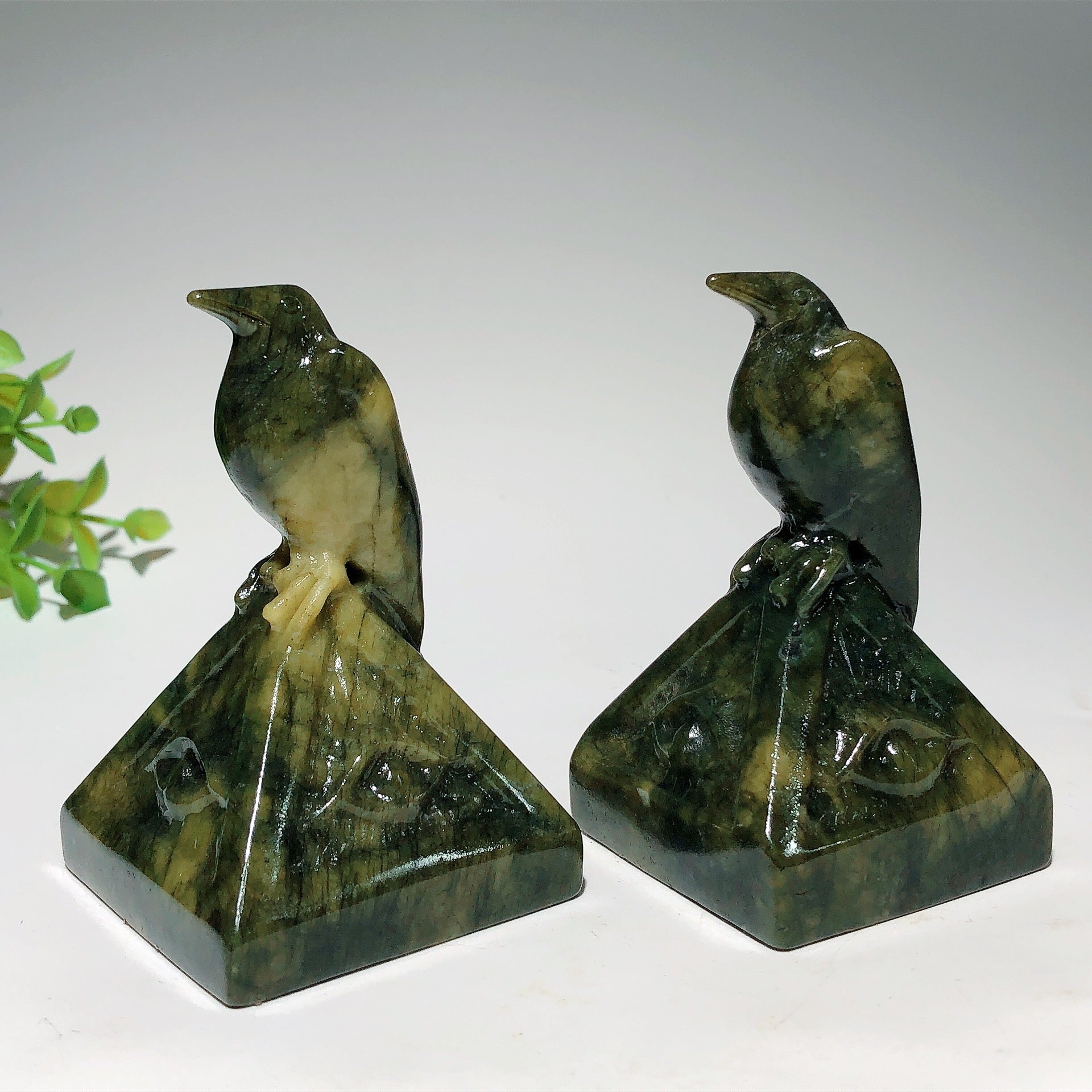 3,1 Zoll Serpentin & Schwarzer Obsidian Rabe auf Pyramidenkristall