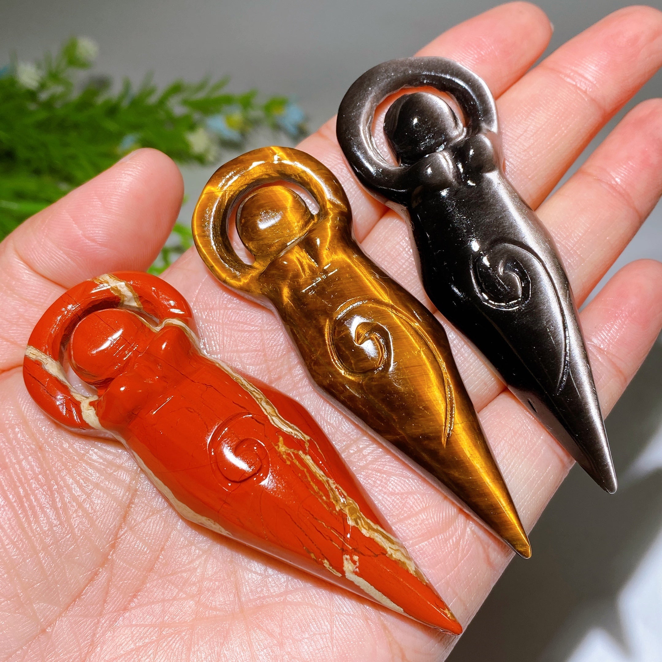 3,2" Kristallgöttin-Figur, geschnitzt aus polierten Steinen
