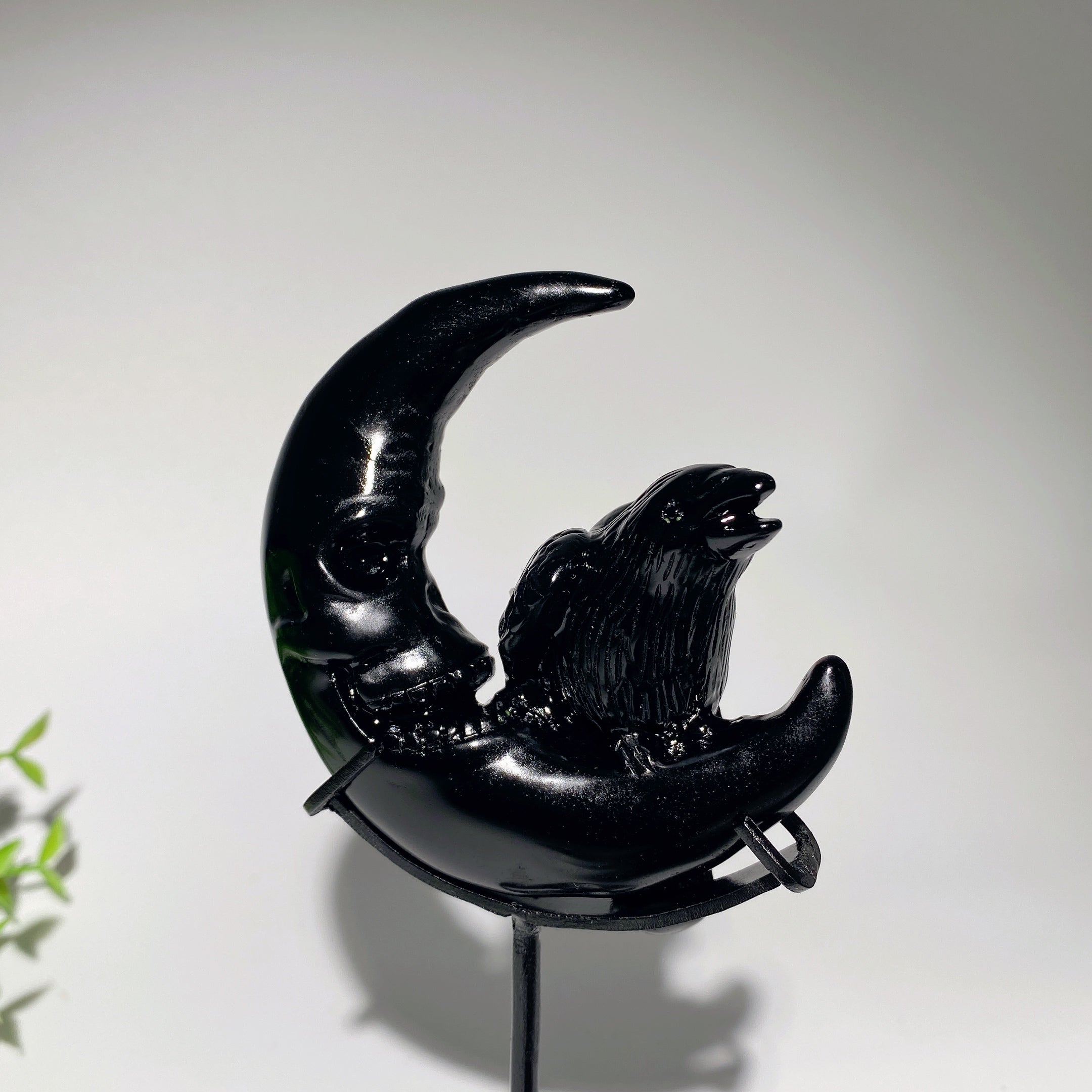 3,3 Zoll schwarze Obsidian-Mondgesicht-Rabenkristallfigur mit Ständer