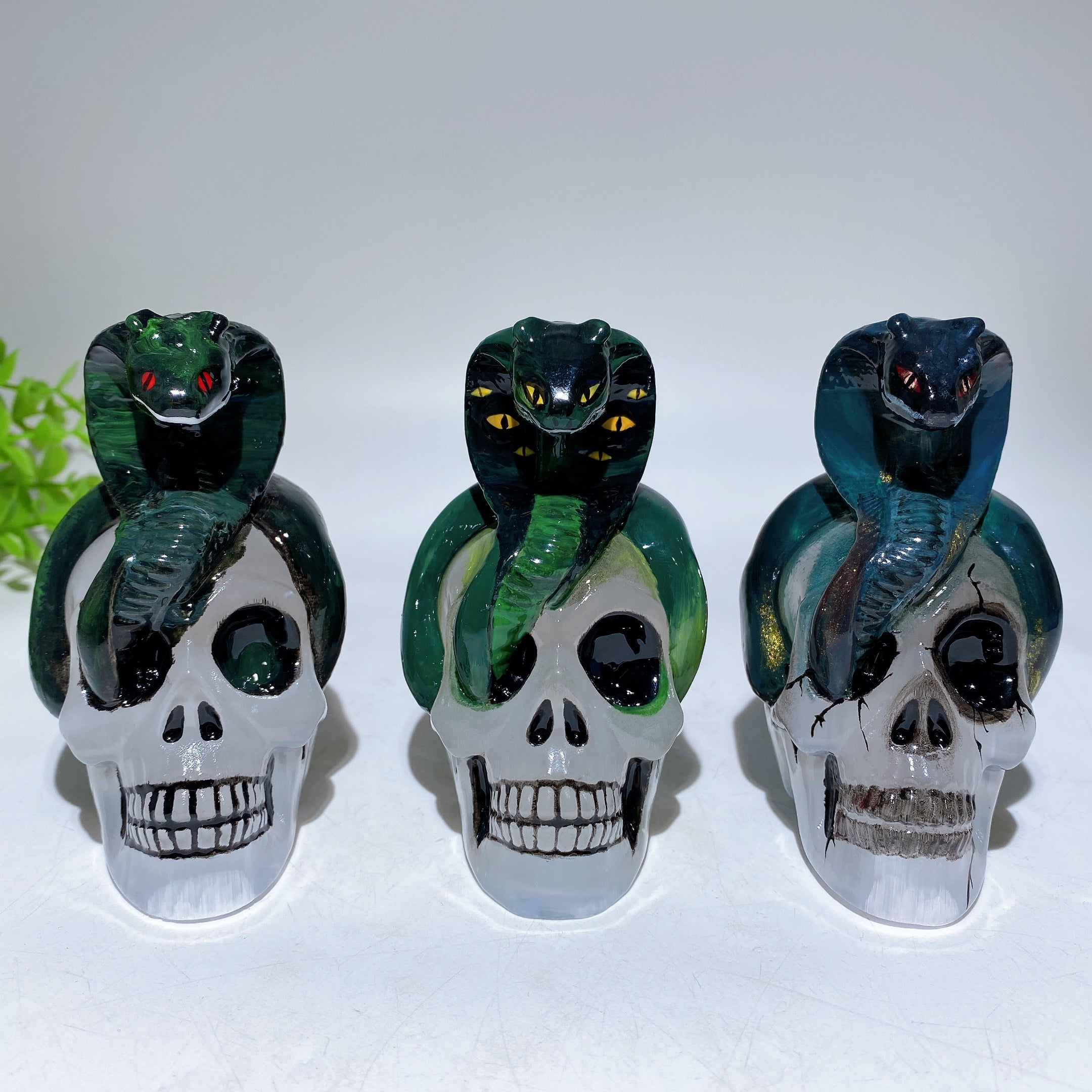 3,8 Zoll Selenit-Totenkopf mit handbemalter Schlange | Kristallheilung
