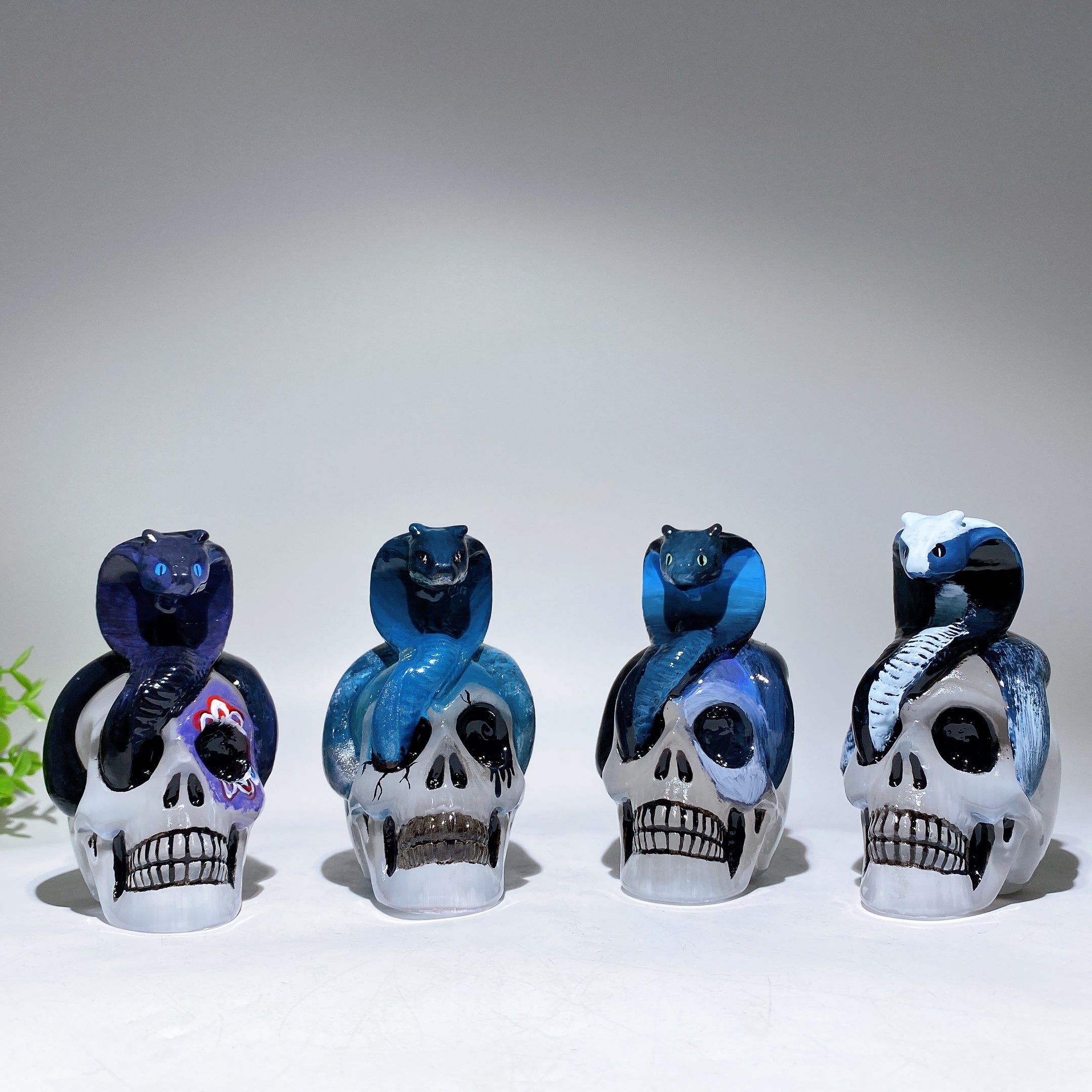 3,8 Zoll Selenit-Totenkopf mit handbemalter Schlange | Kristallheilung