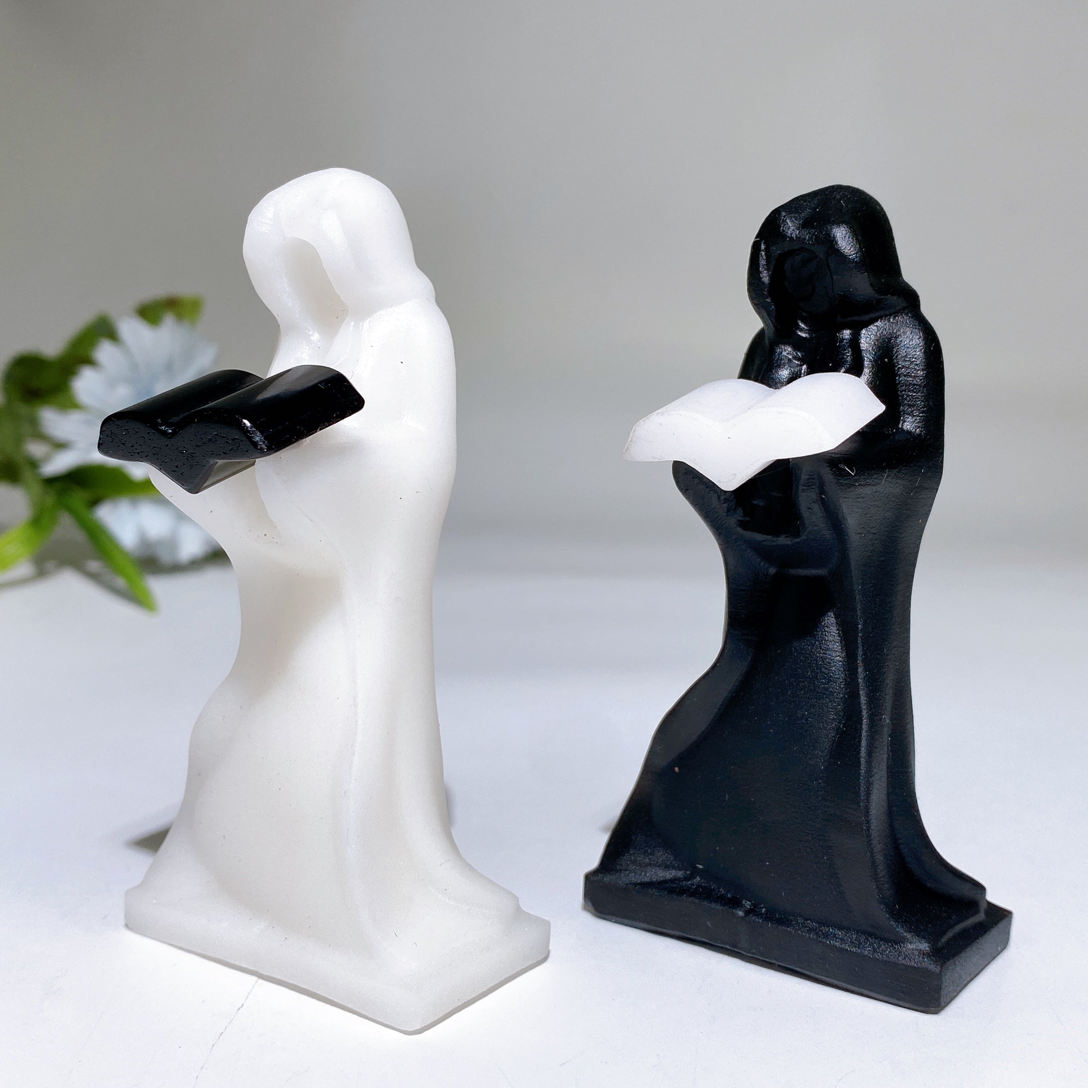 3,8 Zoll große Figur aus weißem Jade und schwarzem Obsidiankristall