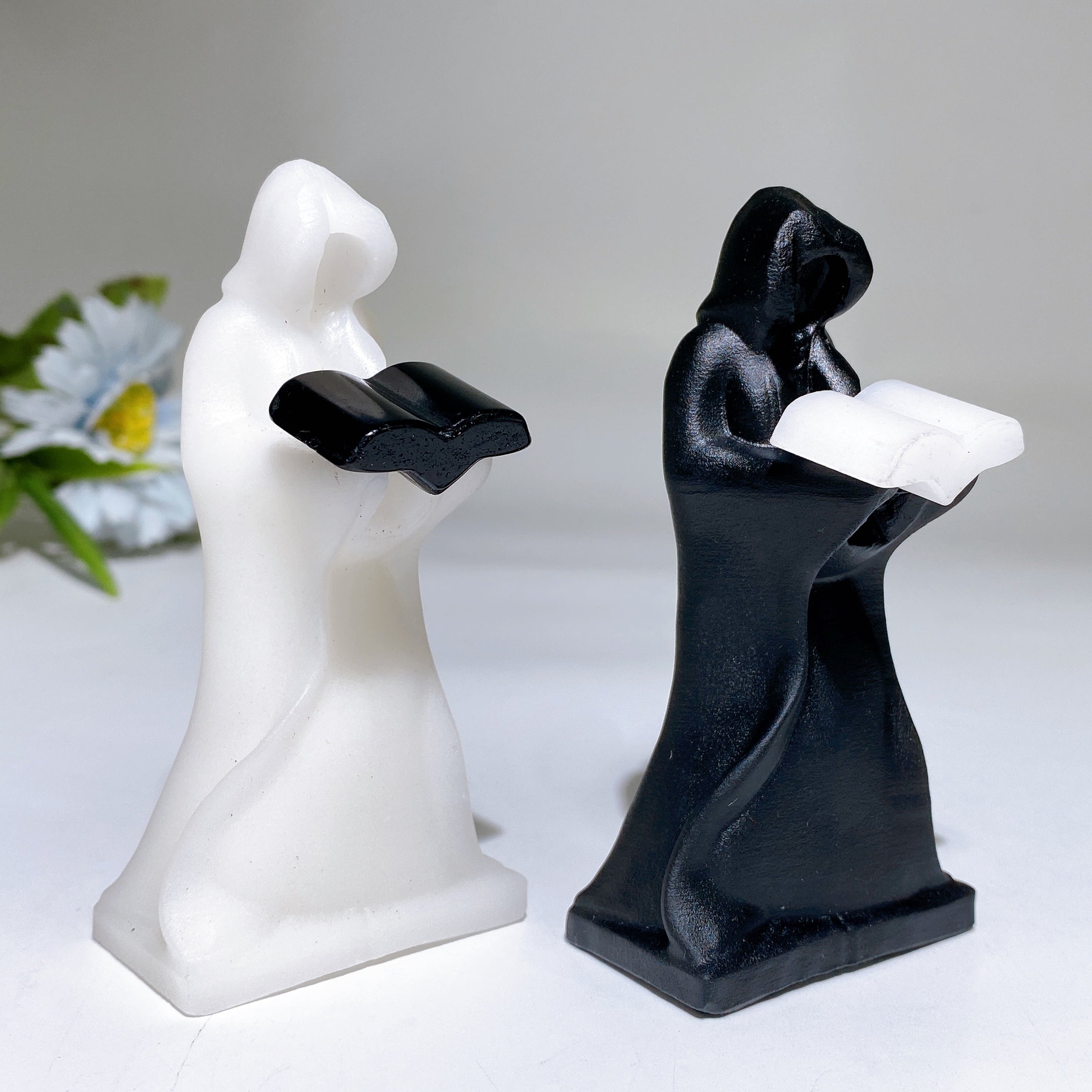 3,8 Zoll große Figur aus weißem Jade und schwarzem Obsidiankristall