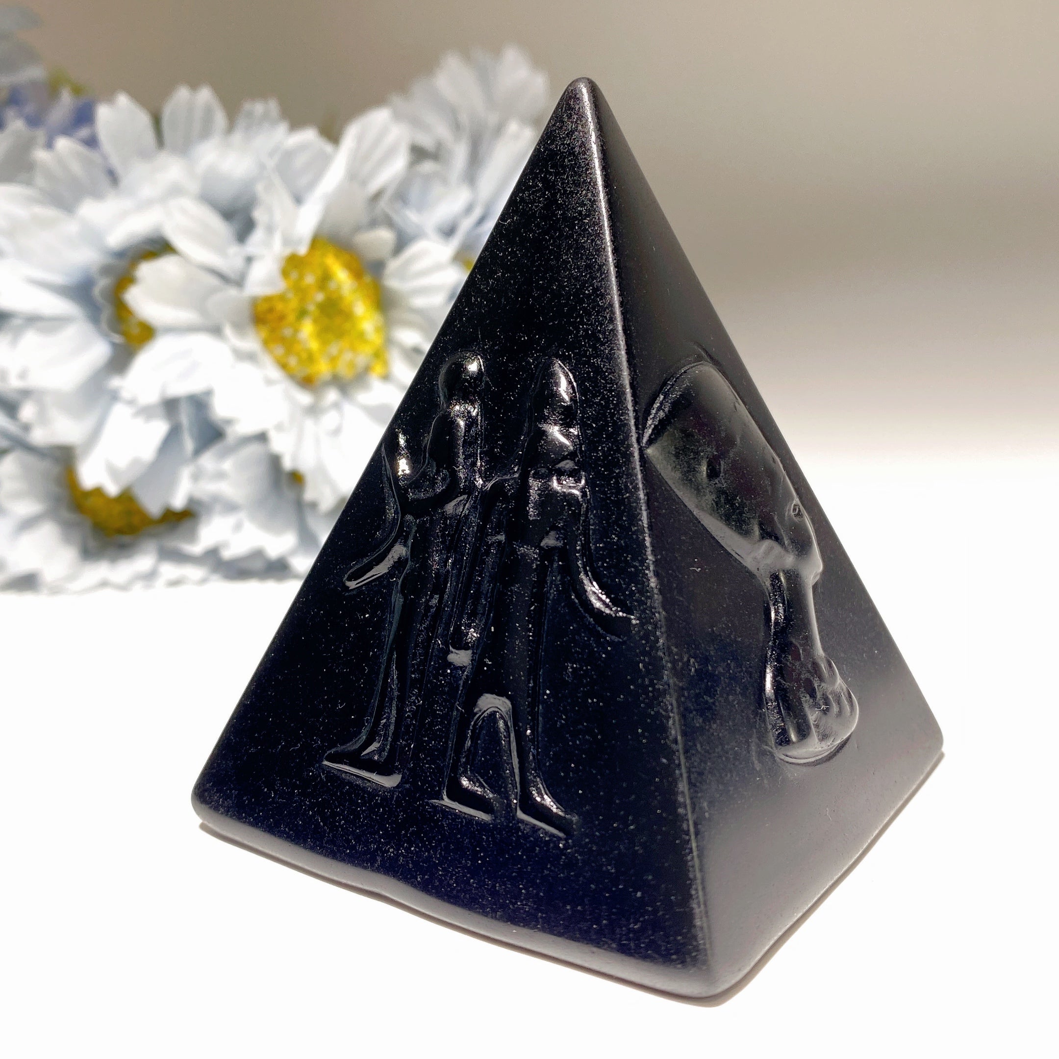 3 Zoll große schwarze Obsidianpyramide mit ägyptischen Schnitzereien
