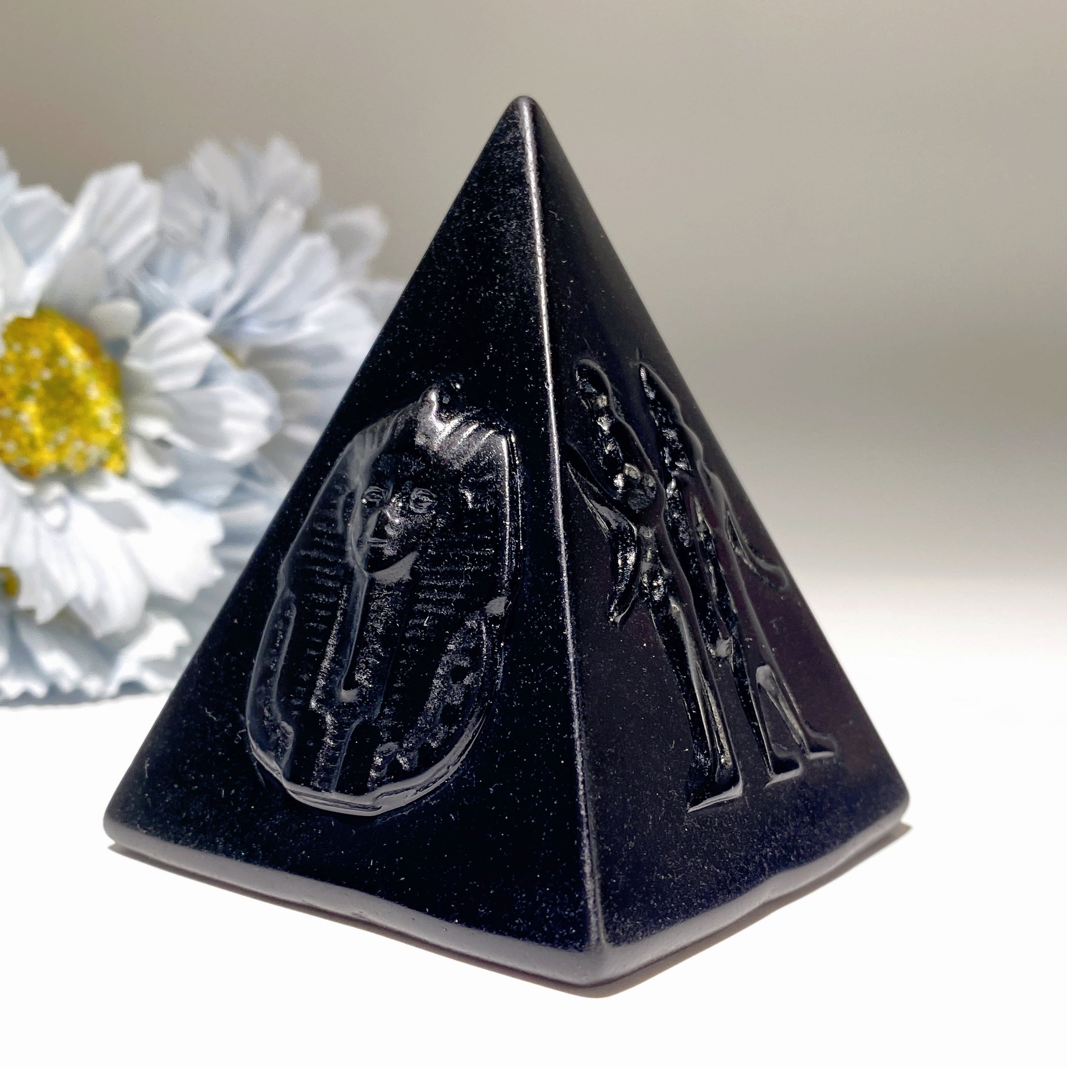 3 Zoll große schwarze Obsidianpyramide mit ägyptischen Schnitzereien